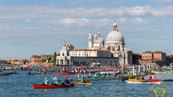 From a local event to an international rowing appointment in Venice, Italy: La Vogalonga [VIDEO+PHOTO] - low tides - Venezia Autentica | Discover and Support the Authentic Venice - Most people know that Venice can be flooded. Far fewer know that low tides in Venice can be so extreme that canals run dry! The photos speak for themselves!