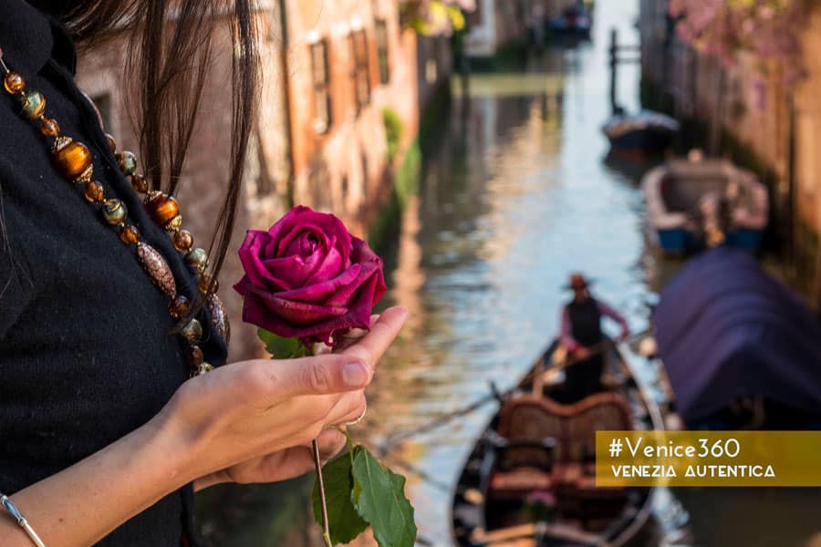 This story about St Mark's day in Venice will make your heart melt - Venezia Autentica | Discover and Support the Authentic Venice - On the 25th of April, Italy celebrates the end of fascism and Venice remembers Saint Mark, but not only. Venetians celebrate endless love, gifting roses to the women in their lives.
