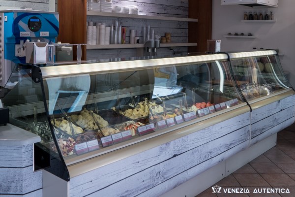 Cantine del Vino già Schiavi - Venezia Autentica | Discover and Support the Authentic Venice - Traditional bacaro looks, great selection of cichetti and wines and beautiful position make this a favorite of the locals in the Dorsoduro district.