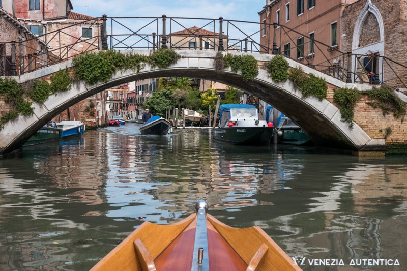 Real Venice: Authentic venetian rowing boat on a canal in Venice | veneziaautentica.com