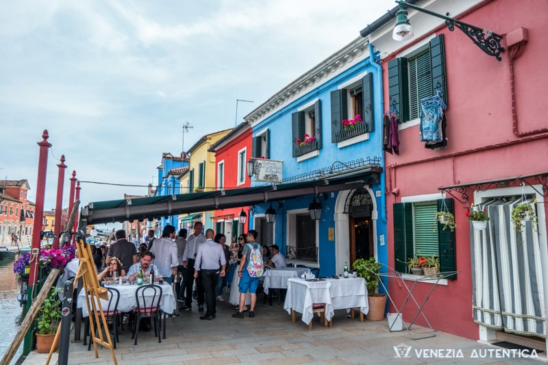 Located in the colourful island of Burano in the Venice Lagoon, the "Trattoria al Gatto Nero" serves delicious dishes and fresh fish.