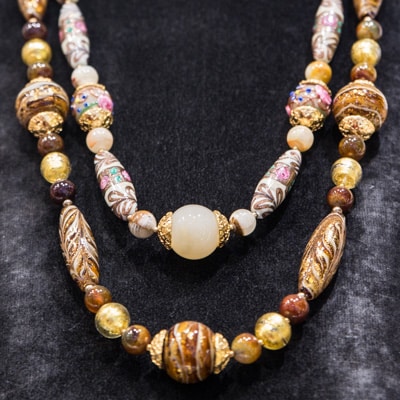 Murano glass beads specialists, Rialto 79 creates amazing Murano glass jewels with every kind of pearls, going from modern colorful ones to ancient and very rare ones.
