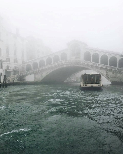 Venetian Boats Photography by Johnny Sutton [PHOTO GALLERY] - Venezia Autentica | Discover and Support the Authentic Venice - Venetian boats photo album by Johnny Sutton.