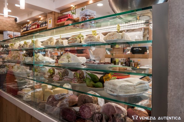 Pasticceria Bar Targa - Venezia Autentica | Discover and Support the Authentic Venice - Great artisanal pastries, adorable and friendly staff and very good prices make this pastry a favorite of many locals in the San Polo district.