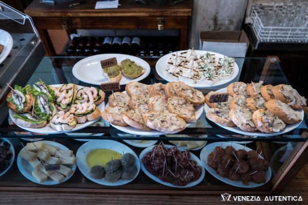 Venetian fingerfood etiquette: how to enjoy cicheti like a local - Venezia Autentica | Discover and Support the Authentic Venice - Do you want to experience and taste Venice like a local? In that case, one of the first things to learn is how to enjoy cicheti, the Venetian finger food