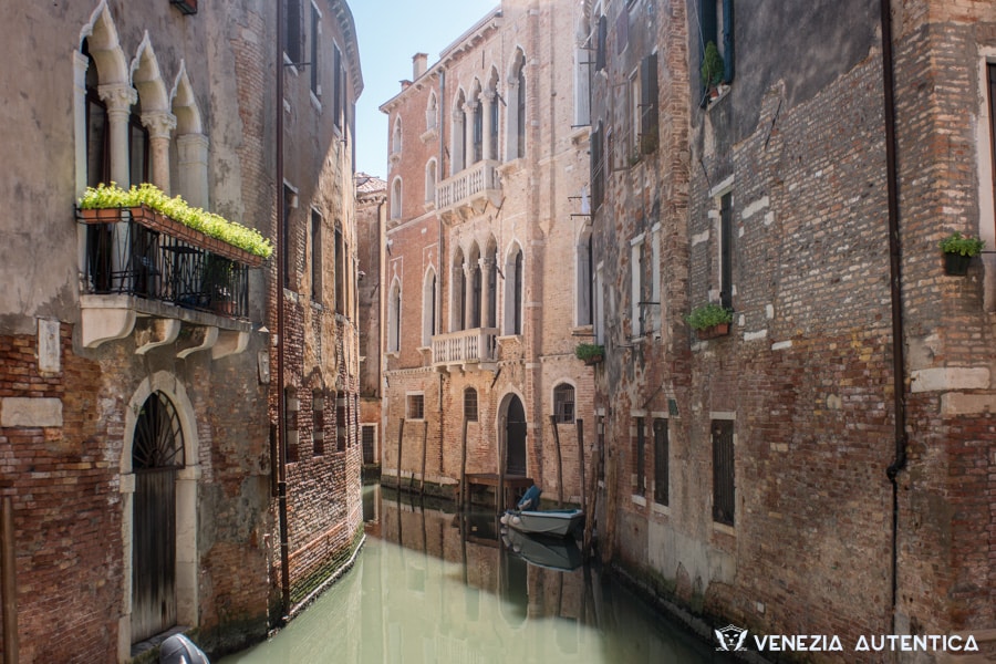 The bright light and the reflections of the water during Venice summer days lead to the invention of the first sunglasses.