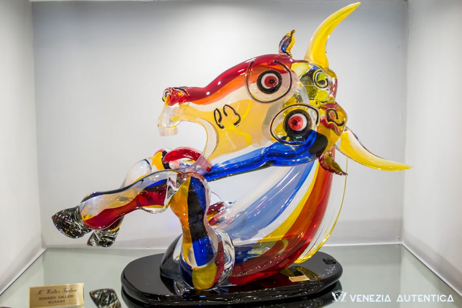 Walter Furlan crafted a colourful and dynamic bull for a serie of glass sculptures that are a homage to Picasso