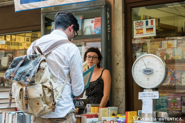 Libreria Toletta in Venice, in the district of Dorsoduro, selling books by weight