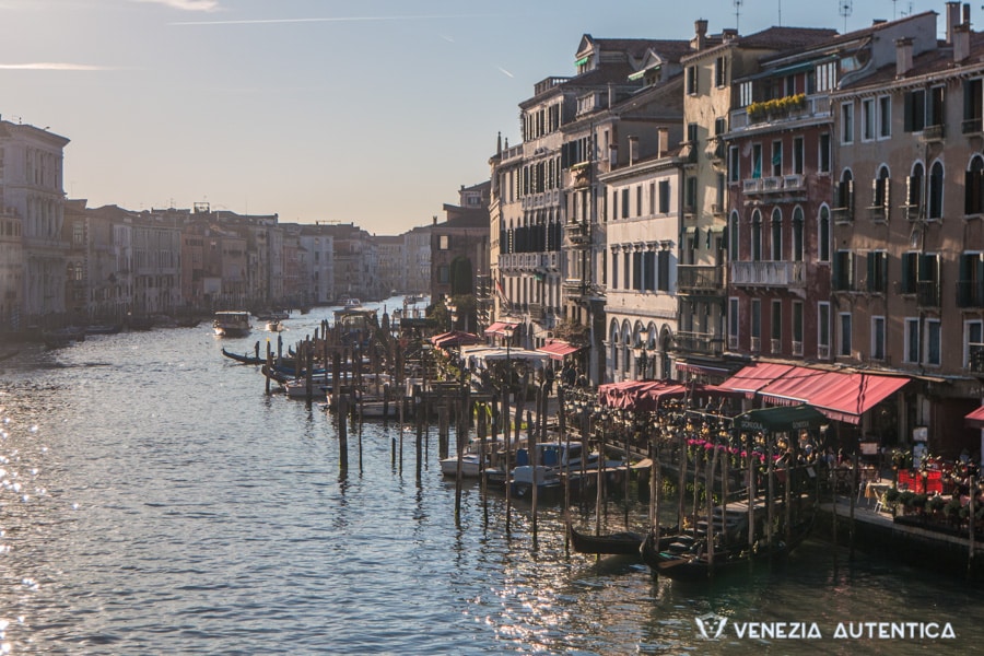 What is Venice, Italy? - Venice - Venezia Autentica | Discover and Support the Authentic Venice - How deep are canals in Venice? How was the city built? Locals answer the most popular questions and share 60+ amazing facts about Venice!