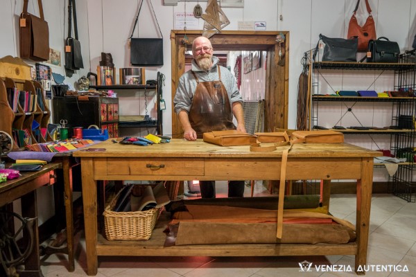 Since over 30 years, Toni's leather bags and leather crafts are very well known and appreciated by the locals as well as by the tourists in Venice.