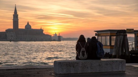 Winter in Venice is the season of sunsets. See for yourself! [VIDEO] - Venezia Autentica | Discover and Support the Authentic Venice - Every December in Venice, Italy,racers compete on the Grand Canal in the last regata alla valesana of the year, dressed as colourful santas [HD VIDEO]