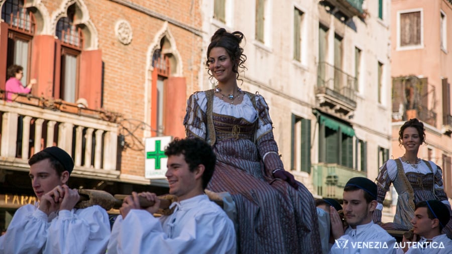 Discover and admire the oldest Venetian celebration: La Festa delle Marie [VIDEO] - Venezia Autentica | Discover and Support the Authentic Venice - Hundreds of people wearing historical costumes take part in the parade, walking with the 12 Marie from San Pietro's Basilica to Saint Mark's Square.