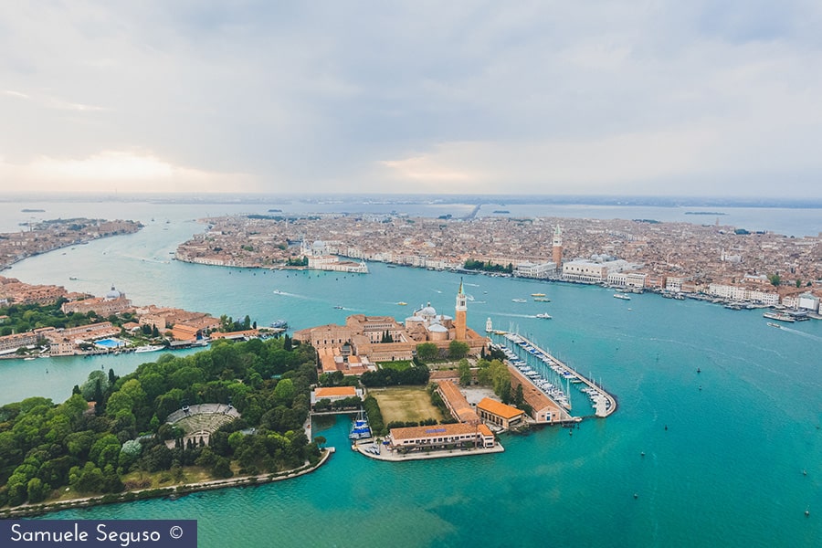 High on Venice by Samuele Seguso [Photo Gallery] - Venezia Autentica | Discover and Support the Authentic Venice - Beautiful landscape Picture of Venice, Italy, shot from the sky by Samuele Seguso, during a helicopter ride over the city.