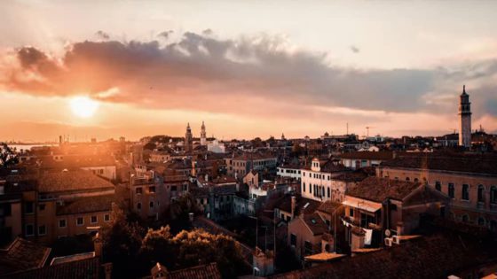 Video showcase: 'Let's Go - Venice' by Beautiful Destinations - Venezia Autentica | Discover and Support the Authentic Venice - Shot mi-december on one of the beautiful winter evenings, this short film takes you on a slow walk around Venice in the pursuit of the sunset