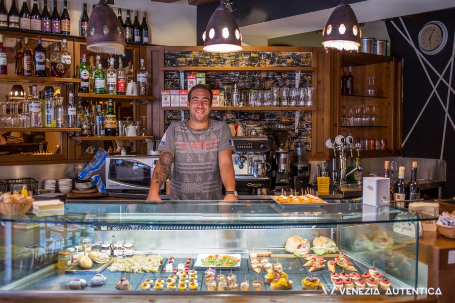 A welcoming atmosphere and a beautiful ambient, delicious local cichetti and dishes of the Italian cuisine, and friendly and easy going staff are the ingredients that turned this recently opened bacaro into a favorite of the locals.