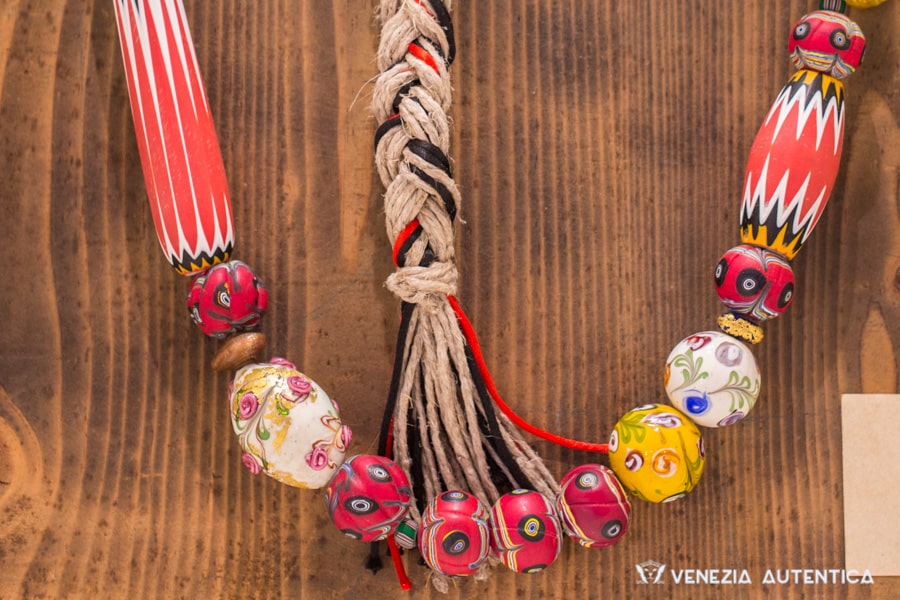 If you're looking for authentic contemporary Murano glass beads earrings and bracelets, or if you desire to purchase necklaces made of ancient Venetian beads with beautiful color combinations,