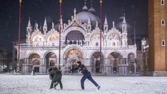 IN PICTURES: The stunning beauty of Venice covered in snow - Snow in Venice - Venezia Autentica | Discover and Support the Authentic Venice - Words cannot describe the beauty or originality of Venice Carnival costumes, so here's a gallery portraying some of the most spectacular characters we captured across the years.