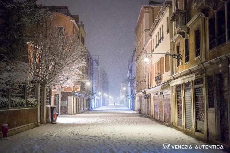 IN PICTURES: The stunning beauty of Venice covered in snow - Snow in Venice - Venezia Autentica | Discover and Support the Authentic Venice - A unique and rare series of photos you definitely want to see of Venice covered in snow. Snow is always beautiful, but snow in Venice is pure magic!