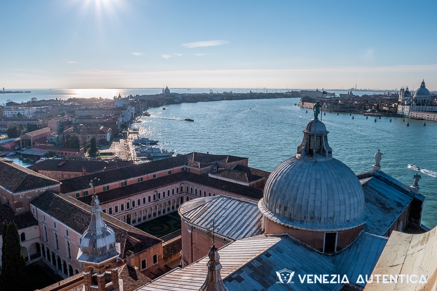 Venice photos - 60+ stunning pictures that prove one image is worth a thousand words - venice photos - Venezia Autentica | Discover and Support the Authentic Venice - 60+ stunning Venice photos to take you on a journey through Venice's most beautiful corners, landmarks, and canals. Every image is worth a thousand words!