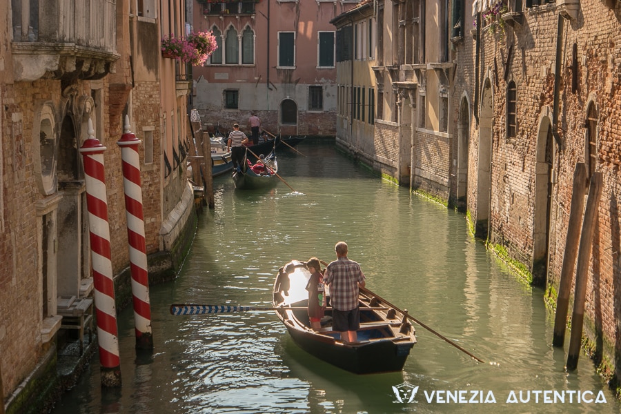 7 things you didn't know about bridges in Venice, Italy - Venezia Autentica | Discover and Support the Authentic Venice - Venice has 391 bridges crossing 150 canals and uniting the 117 islands on which the city was built! Read our article to discover 6 more cool facts!