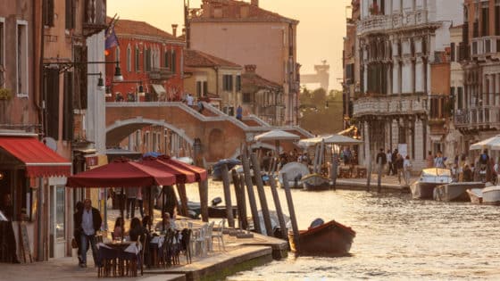 The secret meanings behind Venice street names - Venezia Autentica | Discover and Support the Authentic Venice - Located 20m from the Rialto brdige, the "Testa d'Oro" or "Golden Head" is probably one of the most unseen in plain view details in Venice.