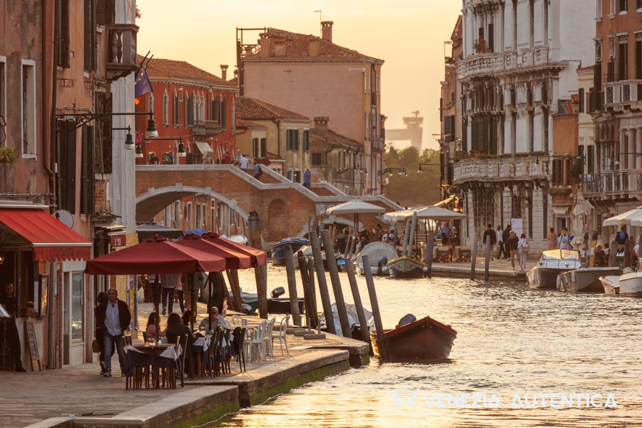 There is an incredible number of really surprising facts about Venice: about its world records, its inventions, its traditions, its stories, its famous citizens etc.