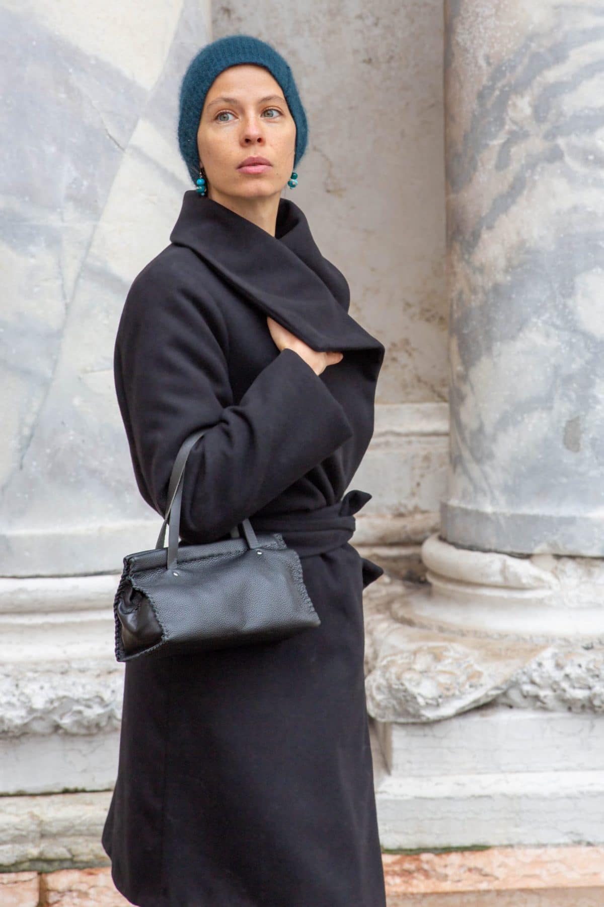 Elegant black triangle purse Shop by Venezia Autentica - Shop by Venezia Autentica - Elegant handmade leather purse entirely handstitched by a master artisan in Venice, Italy. Every purse is unique, high-quality, and customizable!