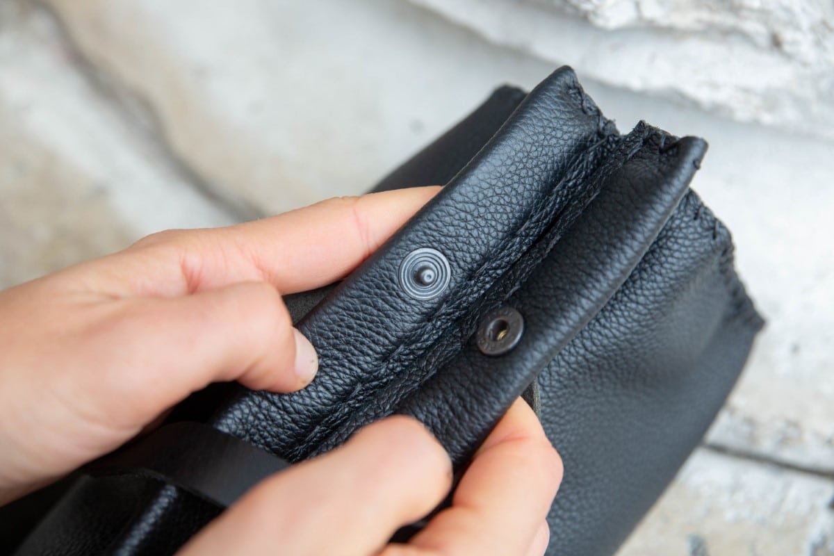 Elegant black triangle purse Shop by Venezia Autentica - Shop by Venezia Autentica - Elegant handmade leather purse entirely handstitched by a master artisan in Venice, Italy. Every purse is unique, high-quality, and customizable!